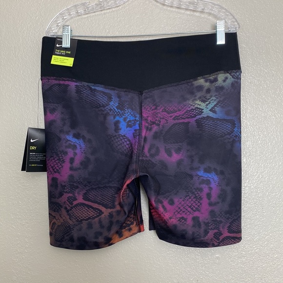 Nike Women’s Mid Rise Tight Fit 7”Length Shorts XXL - Picture 2 of 5
